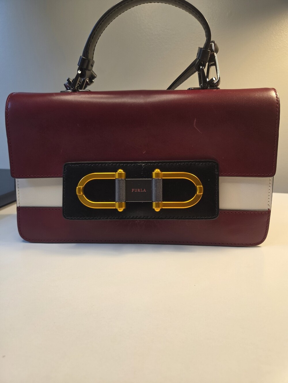 Furla Bellaria colorblock leather shoulder bag featuring a burgundy body AUTHEN